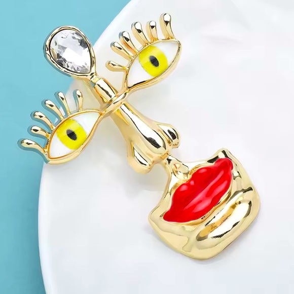 Abstract Face Brooch with Red Lips and Yellow Eyes - Picture 3 of 9